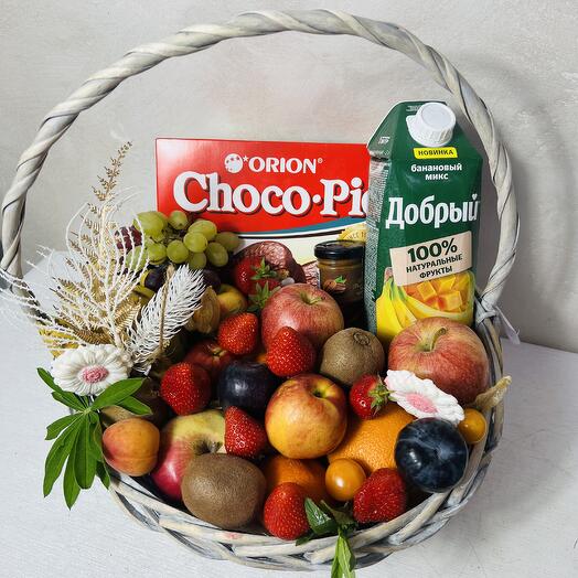 Корзина с фруктами и соком и чокопаем