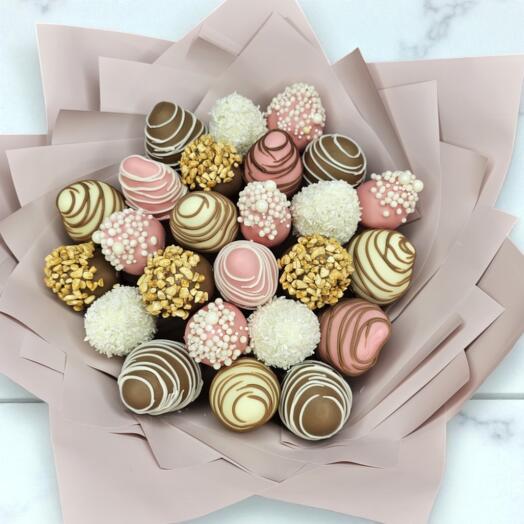 Букет 25 клубник в белом и молочном шоколаде арт. 3997