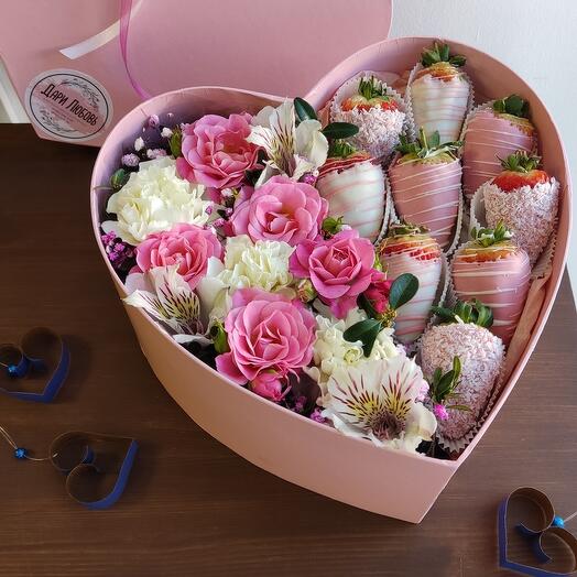 Клубника, цветы в розовом. Love is 50/50 сердце на 14 февраля