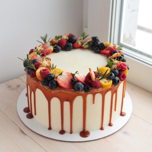 Торт с ягодным венком и карамельными потеками