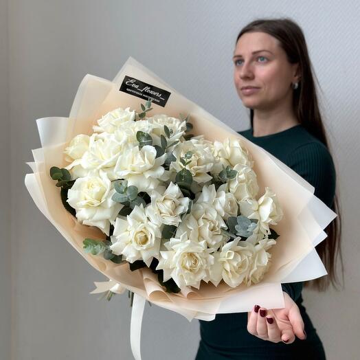 Rosas retorcidas con eucalipto