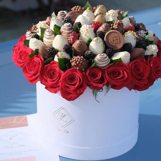 Luxurious bouquet of chocolate-covered strawberries "Luxury"