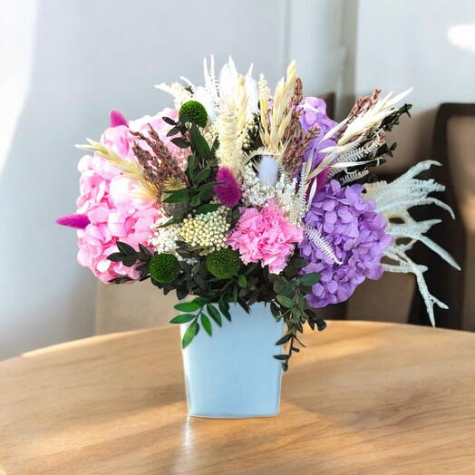 Ramo con hortensias preservadas en tonos rosados