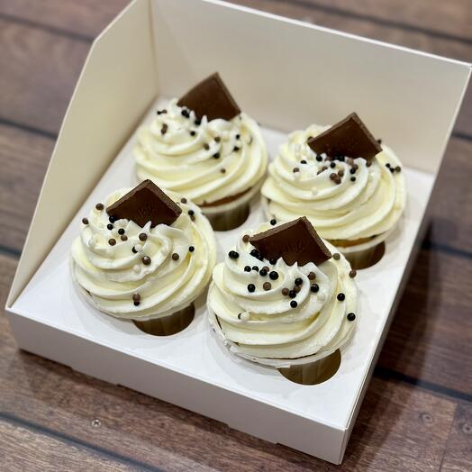 Капкейки с вяленой вишней и шоколадом