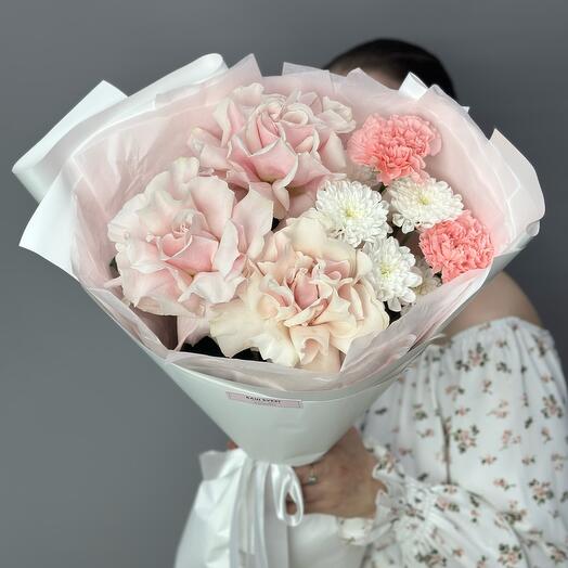 Букет с французскими розами, диантусами и хризантемой