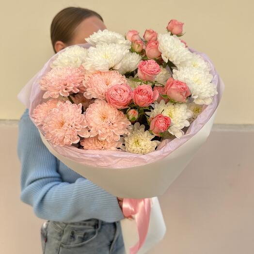 Сборный букет из кустовой розы и хризантемы 🌸