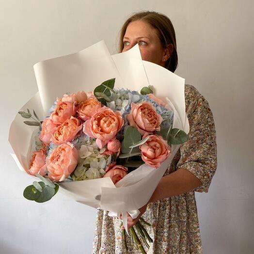 Bouquet of roses and blue hydrangeas