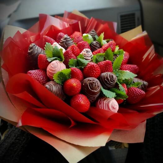 Bouquet with strawberries 10