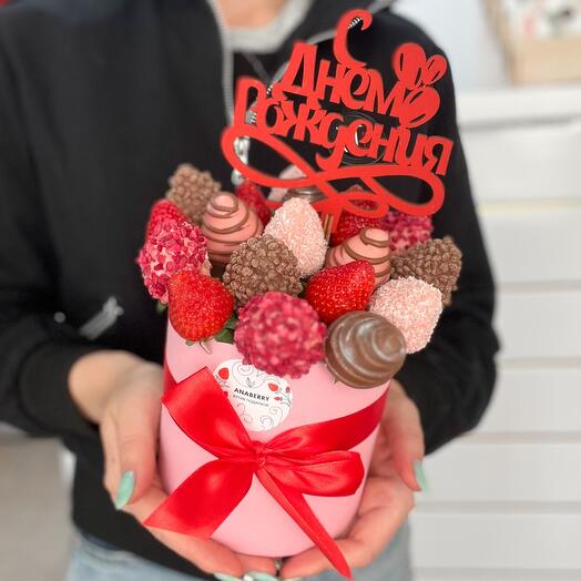 Ramo de fresas en una Caja de sombreros "Feliz cumpleaños"
