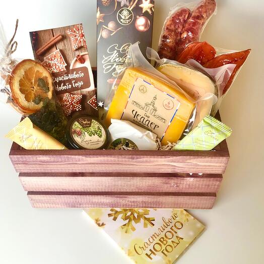 Большой подарочный  набор (сыры, мясные деликатесы, сладости, чай)
