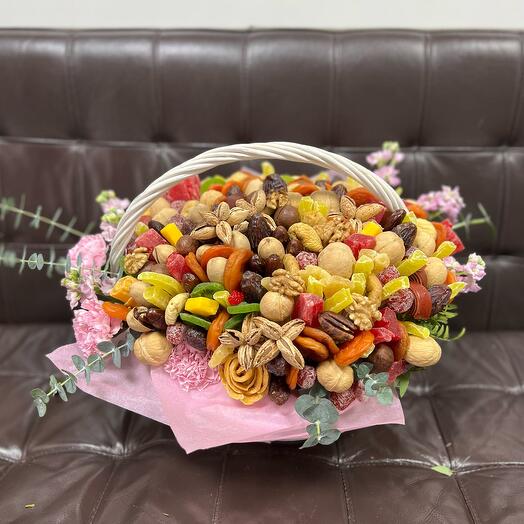 Корзина с сухофруктами подарочная M