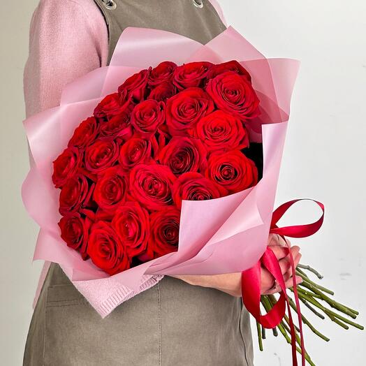 Букет из 25 красных роз. Букет 127 ALMOND ROSES