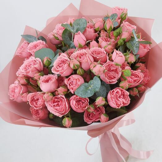 9 rosas de arbusto de Coral en forma de peonía con eucalipto