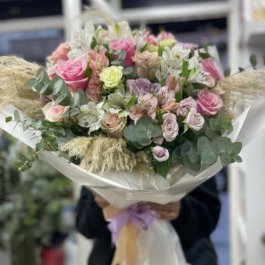 Luxurious flower bouquet made with Italian roses and Astomeria