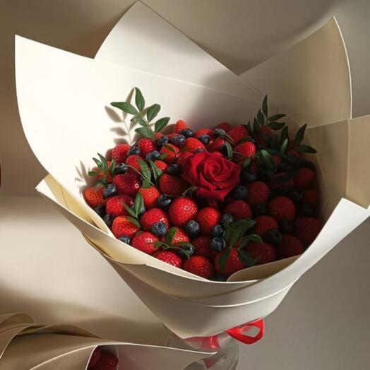 Ramo de fresas, rosas, arándanos