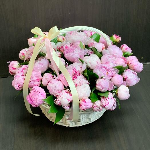 Корзина с цветами 51 пионы
