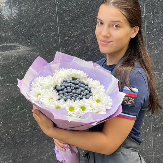 Букет из голубики и хризантемы Сирень
