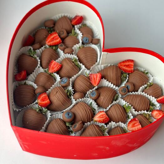 Большое сердце из25 клубник и голубики в шоколаде по доступной цене 🔥