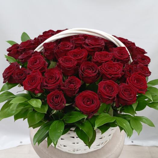 Корзина с красными розами