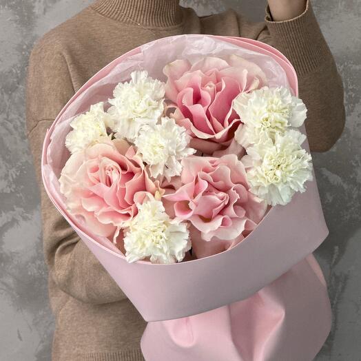 Нежные чувства🤍 букет с французскими розами и диантусами🌸