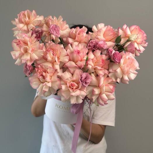 Композиция из роз и эустомы