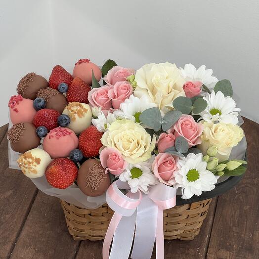 Лукошко с цветами и клубникой в шоколаде 🍓