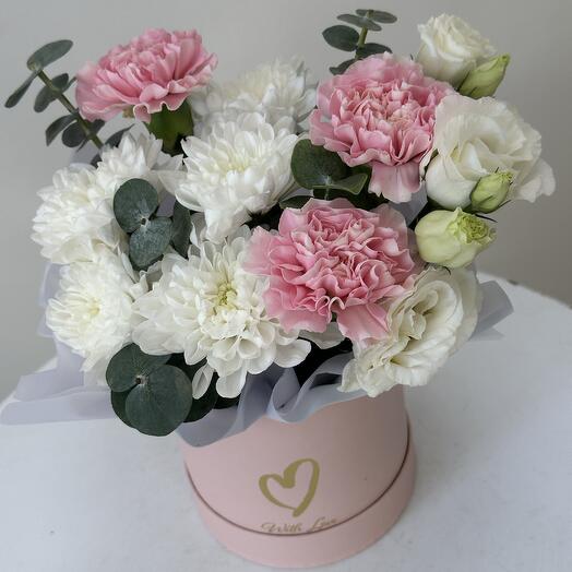 Цветы в коробке МИНИ-БОКС с хризантемой, диантусами и эустомой