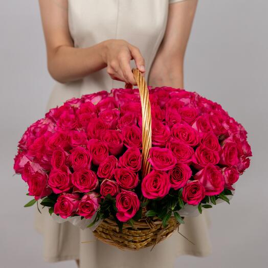 101 малиновая роза Madam Cerise в корзине