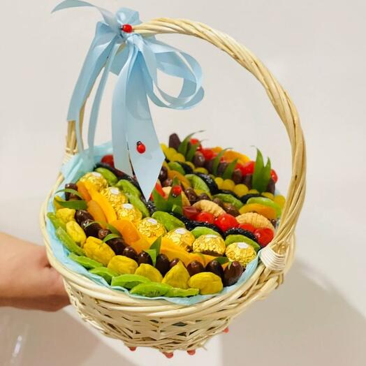 Корзина с сухофруктами и конфетами ферерро роше