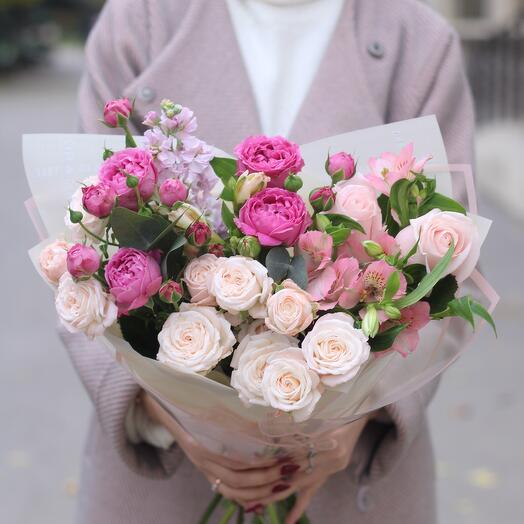 Ramo de aire de rosas de peonía arbustiva y alstroemeria