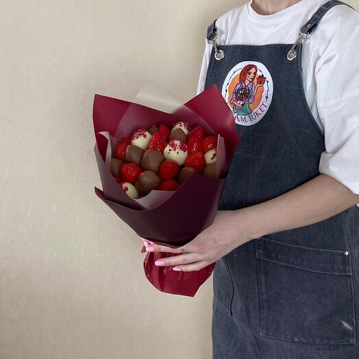 Яркий красный букет из клубники в шоколаде 3