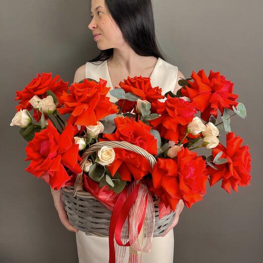 Premium-композиция! Корзина с французскими красными розами с доставкой по Москве