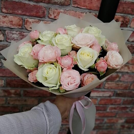 Ramo de rosas de una sola cabeza y arbustos en forma de peonía