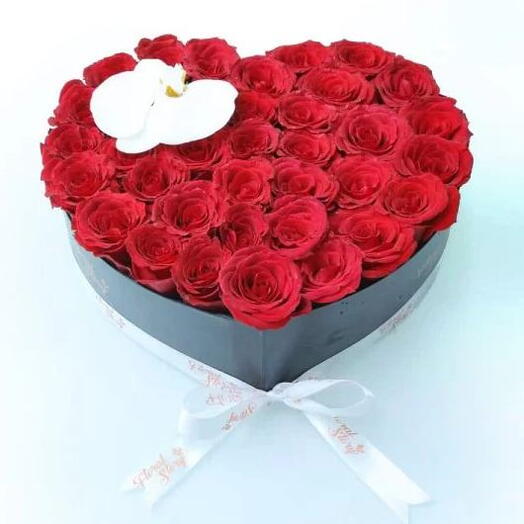 Cut flower and red roses in heart box