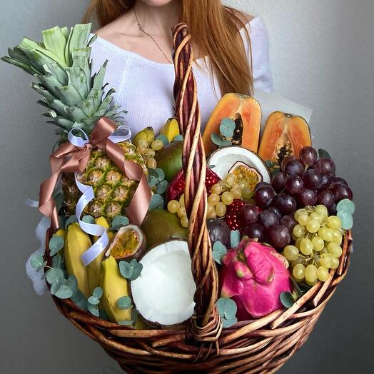 Корзина с экзотическими фруктами