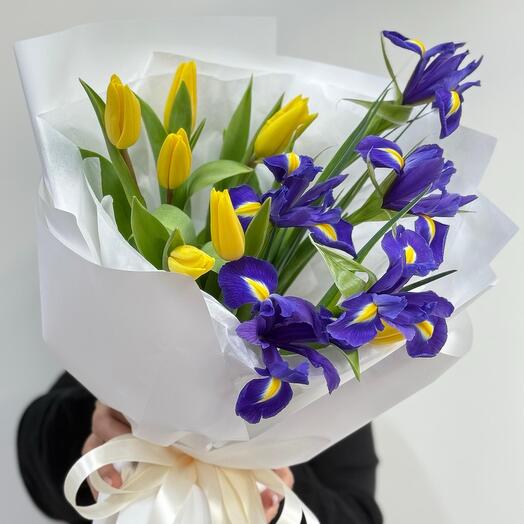 Букет из ирисов и тюльпанов