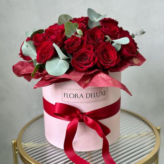 Rosas rojas con eucalipto en Caja