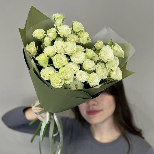 Букет из белых  кустовых роз