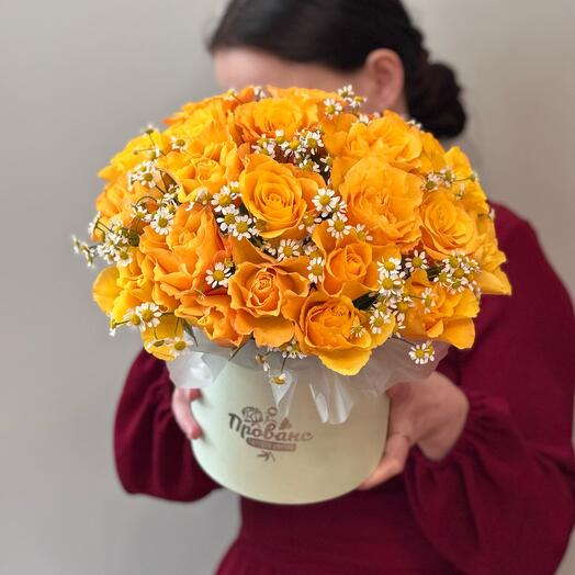 Композиция из 29 роз ( Кения ) с кустовой ромашкой