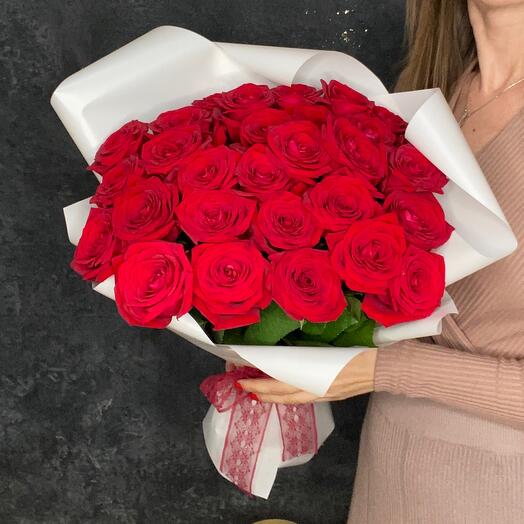 Ароматный букет из 29 красных роз