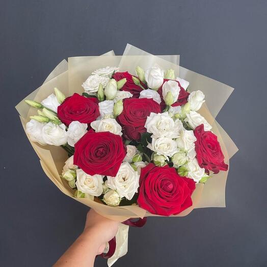 Ramo de rosas y Lisianthus