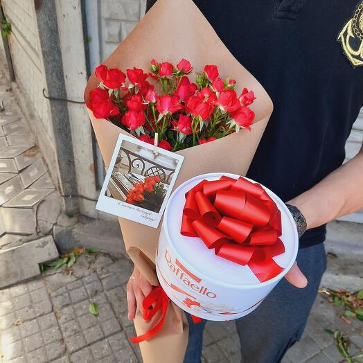 Ramo de rosas y Caja de Raffaello