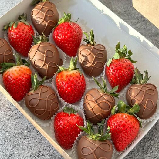 Fresas en chocolate con leche y sin chocolate