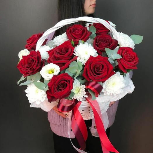 Корзина с 9 бархатными розами и хризантемой