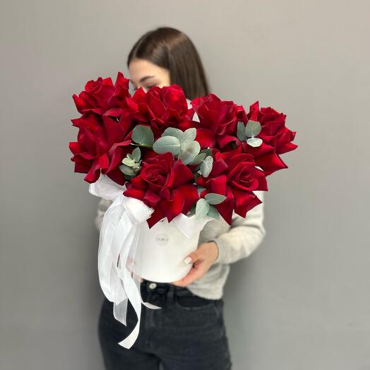 Бокс с бордовыми французскими розами и эвкалиптом «Cherry» EX01