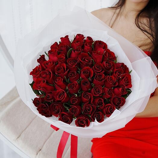 Ramo de 51 rosas escarlata en un paquete transparente mate