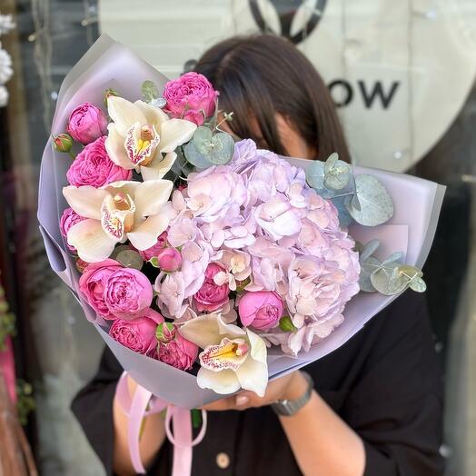 Букет с орхидеей и гортензией