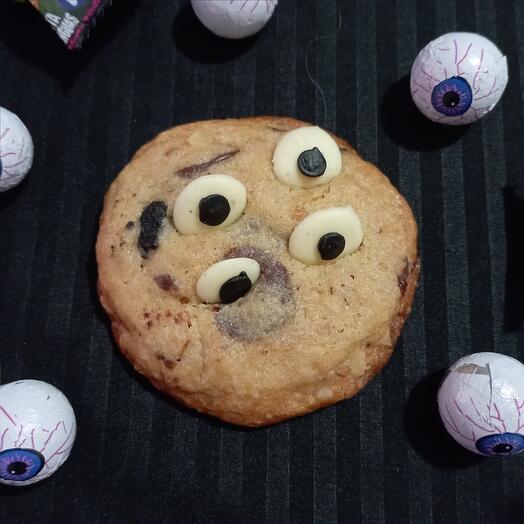 Cookies con ojos, pepitas de chocolate negro y nueces