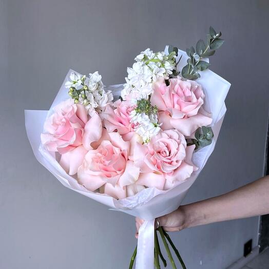 💐 Милый букет любимой из французской розы и маттиолы