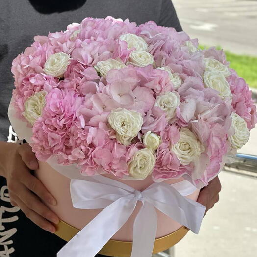 HYDRANGIA PINK   WHITE ROSES IN A BOX